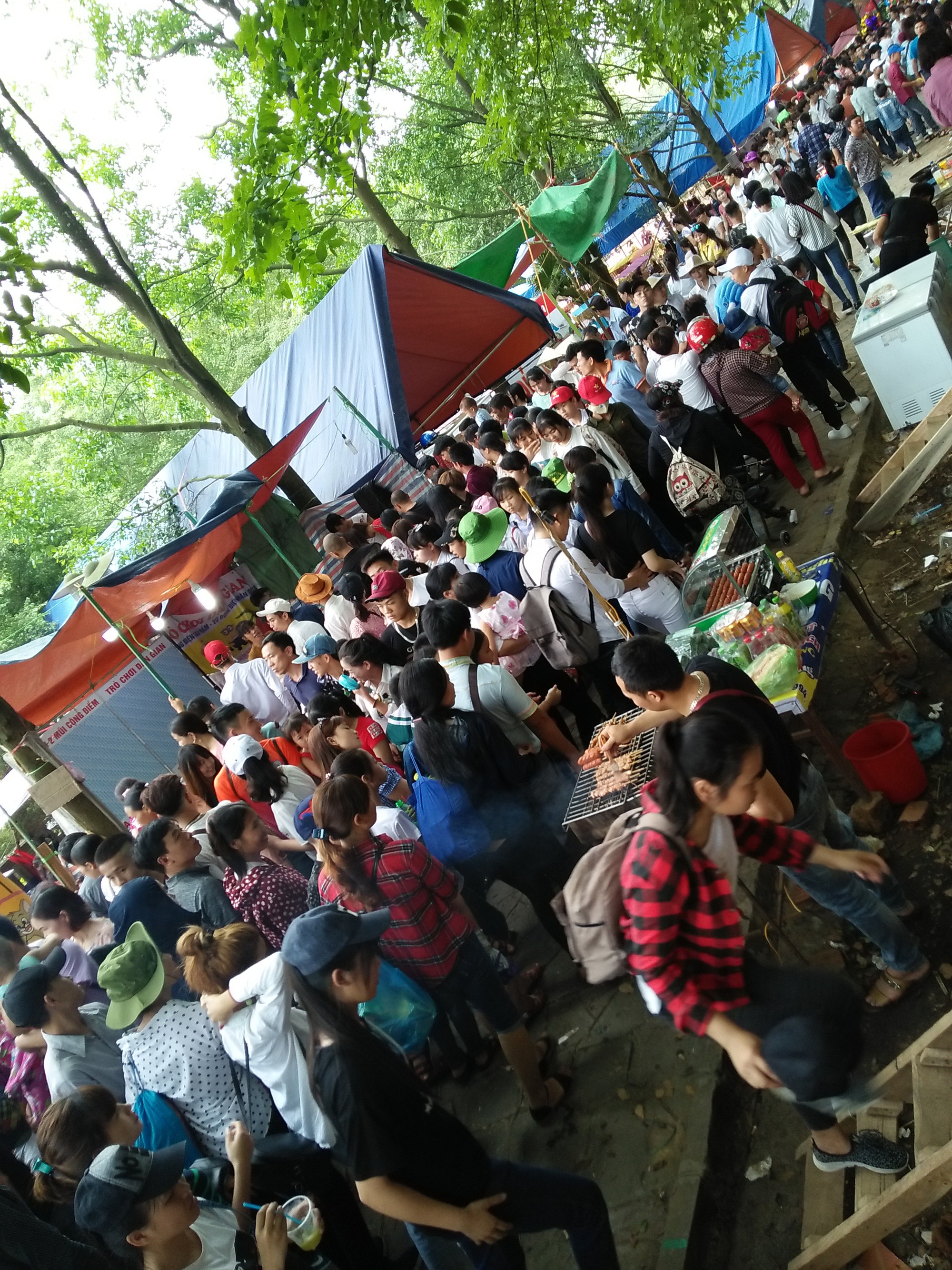 Biển người đổ về Đền Hùng dù chưa chính hội 10/3, nhiều du khách đợi 2 tiếng chưa lên được tới đền